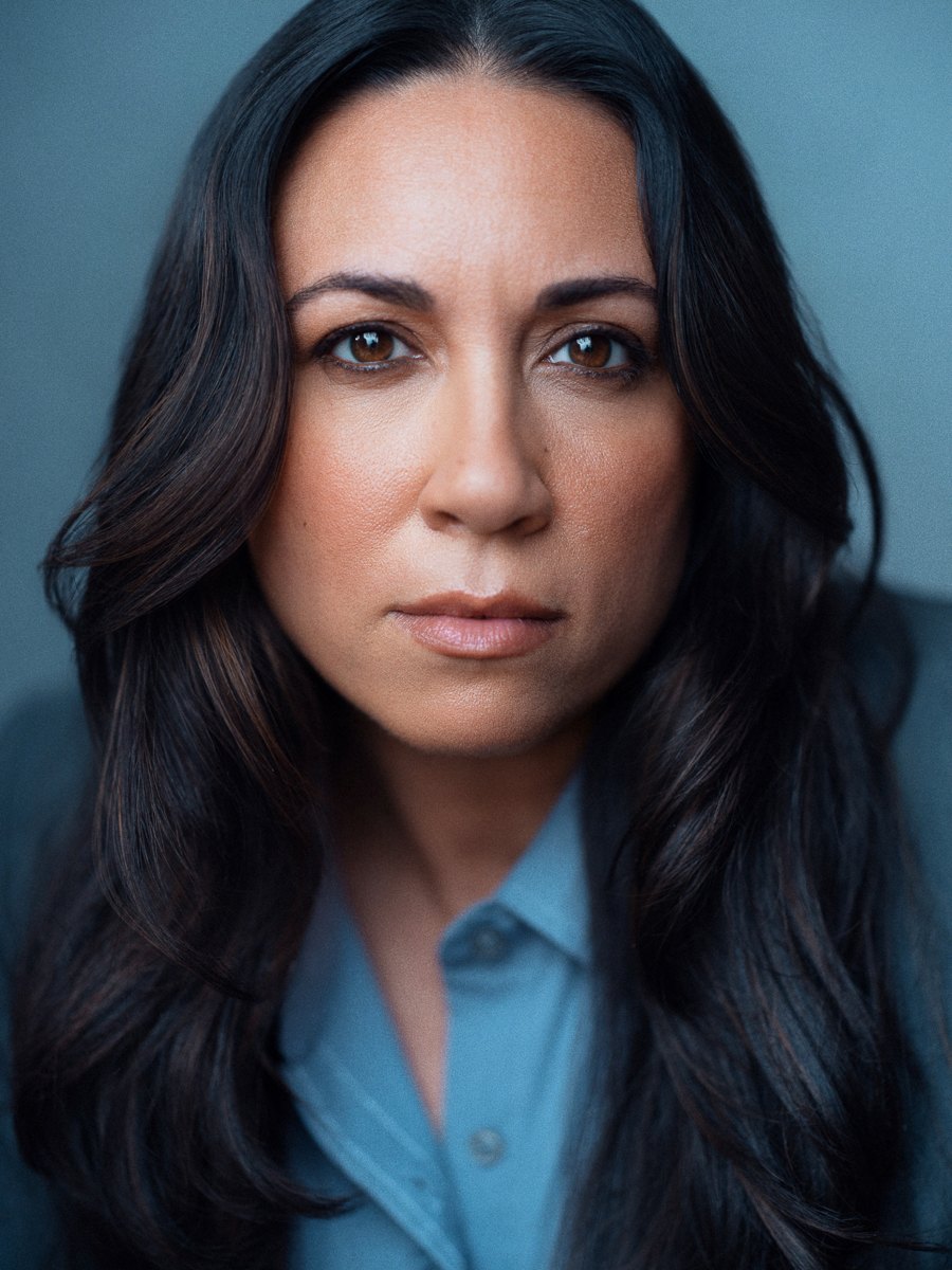 Miranda Roldán, dramatic headshot