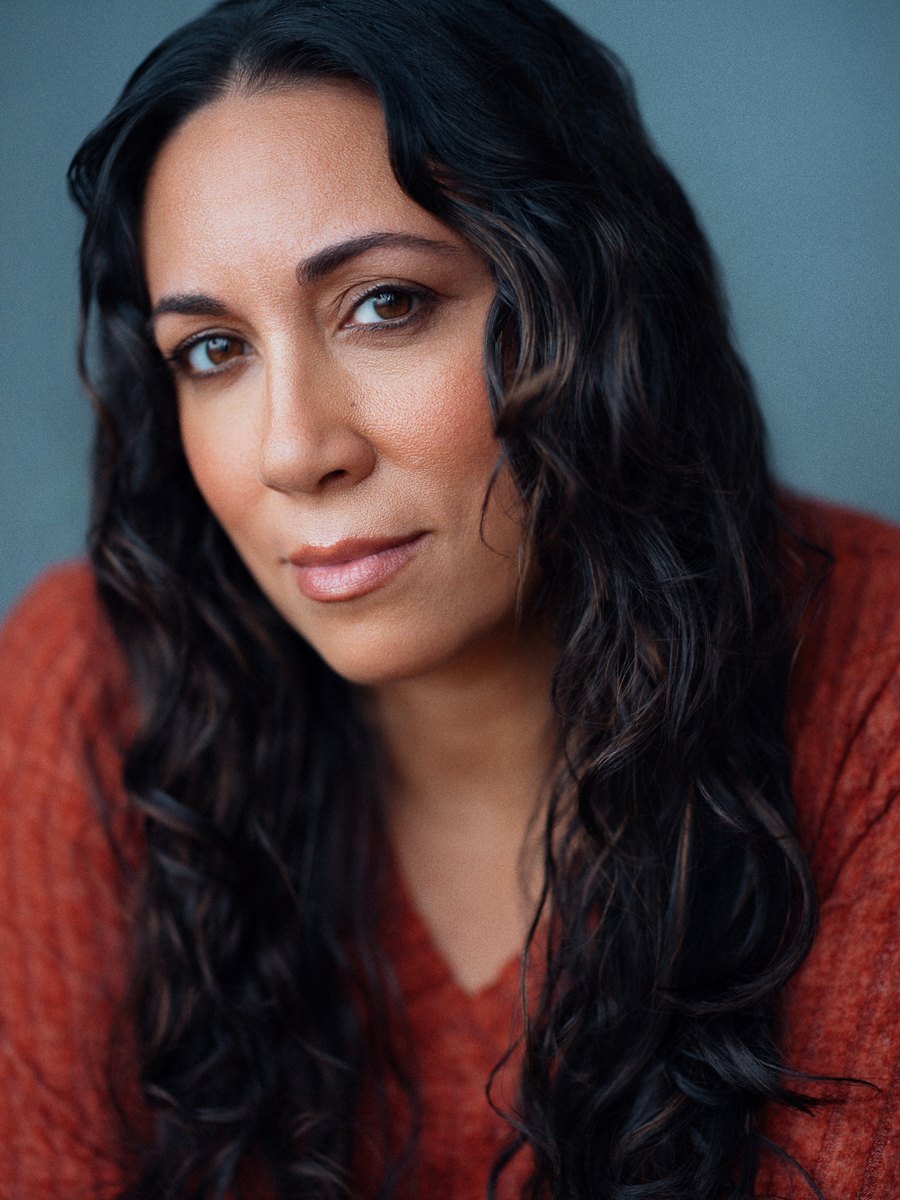 Miranda Roldán, dramatic headshot